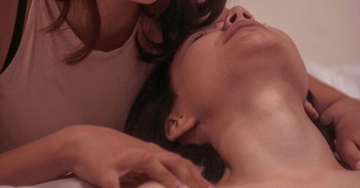 Toshakda mushuklarini ishqalayotgan lezbiyenler Najasli oqindi bilan ikki marta anal jinsiy aloqa onlayn